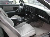 Interno con vista sui sedili anteriori, sul cruscotto con airbag e sul cambio automatico a 4 marce