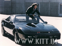 Kitt Supercar in azione in una scena del telefilm dove l'auto guida da sola e David Hasseloff sta per saltare